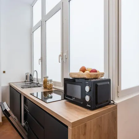 The Rent - Three-bedroom Near The Quirinale * Řím