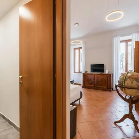 The Rent - Three-bedroom Near The Quirinale *