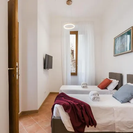 The Rent - Three-bedroom Near The Quirinale * Rome