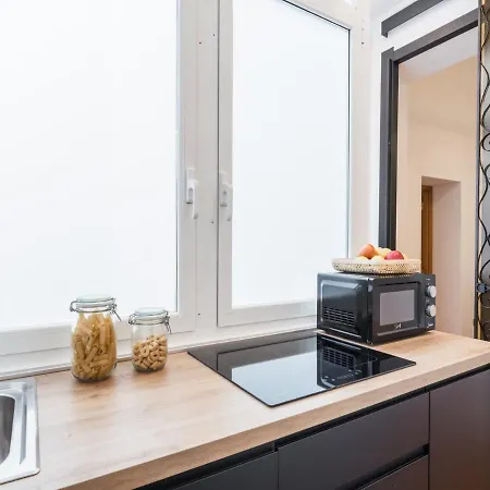 The Rent - Three-bedroom Near The Quirinale *