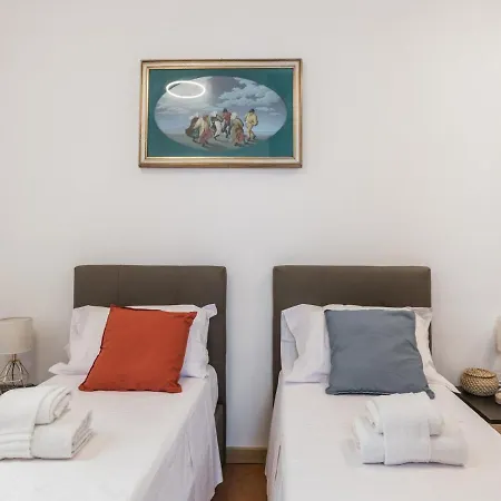The Rent - Three-bedroom Near The Quirinale Apartment Rome
